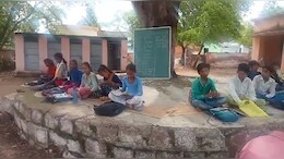 MP News: न पंखे न कोई खेल सामग्री, टॉयलेट में जड़े हैं ताले.... टीकमगढ़ की इस सरकारी स्कूल की हालत है खराब