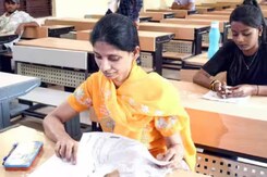 Indore News: 33 साल की मूक बधिर गीता ने फर्स्ट डिवीजन से पास की 8वीं कक्षा Indore News: 33 साल की मूक बधिर गीता ने फर्स्ट डिवीजन से पास की 8वीं कक्षा