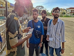 बांग्लादेश में हिंसक प्रदर्शनों के बीच 1000 भारतीय छात्र स्वदेश लौटे, अब भी फंसे हैं हजारों स्टूडेंट्स बांग्लादेश में हिंसक प्रदर्शनों के बीच 1000 भारतीय छात्र स्वदेश लौटे, अब भी फंसे हैं हजारों स्टूडेंट्स