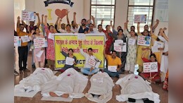 RajMES डॉक्टरों ने किया Dying Cadre के रूप में कफन ओढ़कर प्रदर्शन, स्वास्थ्य मंत्री ने कहा- काम पर लौटें