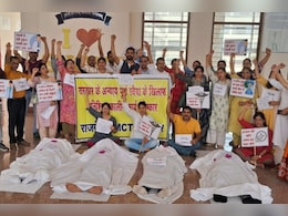 RajMES डॉक्टरों ने किया Dying Cadre के रूप में कफन ओढ़कर प्रदर्शन, स्वास्थ्य मंत्री ने कहा- काम पर लौटें
