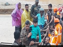 Army Forms Human Bridge To Rescue People From Landslide-Hit Wayanad Army Forms Human Bridge To Rescue People From Landslide-Hit Wayanad