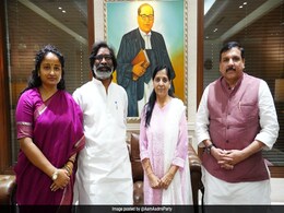 Jharkhand's Hemant Soren Meets Arvind Kejriwal's Wife In Delhi Jharkhand's Hemant Soren Meets Arvind Kejriwal's Wife In Delhi