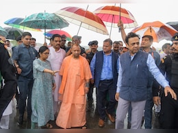 पैर छूने के लिए मची अफरातफरी, सेवादारों ने मामला दबाने की कोशिश की : CM योगी आदित्यनाथ