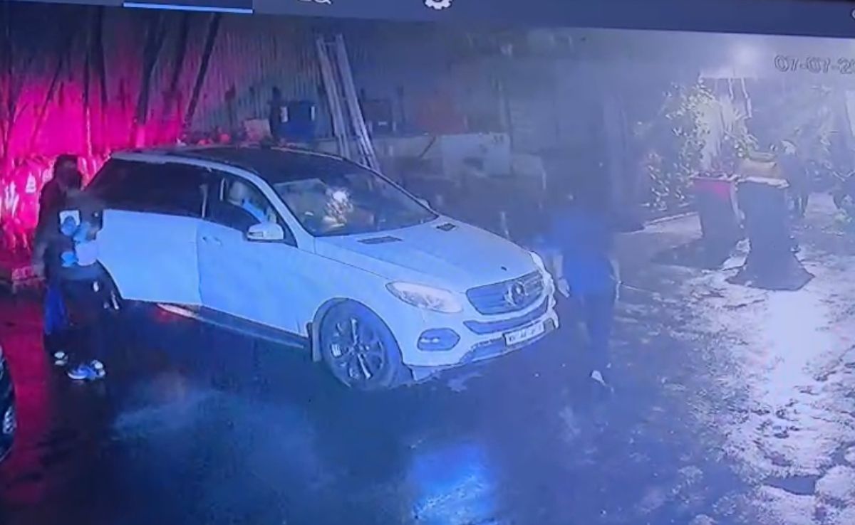 CCTV Footage Shows Sena Leader’s Son In Mercedes Before BMW Crash CCTV Footage Shows Sena Leader’s Son In Mercedes Before BMW Crash