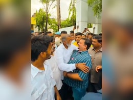 शिवसैनिकाच्या हत्येचा आरोपी, 9 वर्षानंतर जेल बाहेर, शिवसैनिकानेच केले स्वागत, नक्की काय घडलं? शिवसैनिकाच्या हत्येचा आरोपी, 9 वर्षानंतर जेल बाहेर, शिवसैनिकानेच केले स्वागत, नक्की काय घडलं?