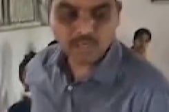 भिंड में जब परीक्षा के बीच अचानक पहुंचे SDM तो खिड़की से ऐसे फेंकी नकल की पर्चियां भिंड में जब परीक्षा के बीच अचानक पहुंचे SDM तो खिड़की से ऐसे फेंकी नकल की पर्चियां