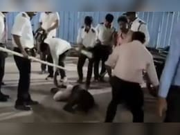 नोएडा हाउसिंग कॉम्प्लेक्स में सुरक्षा गार्डों ने एक व्यक्ति को लाठियों से पीटा, सभी आरोपी गिरफ्तार नोएडा हाउसिंग कॉम्प्लेक्स में सुरक्षा गार्डों ने एक व्यक्ति को लाठियों से पीटा, सभी आरोपी गिरफ्तार