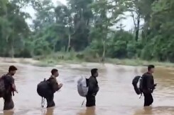 Naxal Encounter in Kanker: कांकेर में हुई मुठभेड़ के बाद नदी पार कर लौटते दिखे जवान