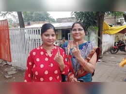 Amarwara By Election: उपचुनाव में 79 प्रतिशत मतदान, इनके बीच रहा त्रिकोणीय मुकाबला Amarwara By Election: उपचुनाव में 79 प्रतिशत मतदान, इनके बीच रहा त्रिकोणीय मुकाबला