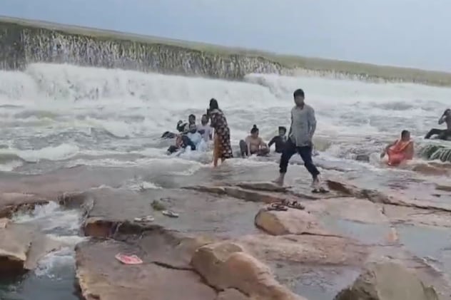 पिकनिक के मजे लेते हुए लोग  पिकनिक के मजे लेते हुए लोग