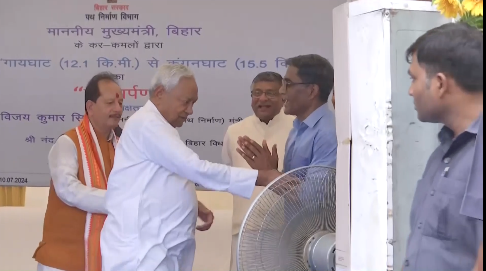 “Will Touch Your Feet…”: Nitish Kumar Raps Official Over Pending Road Work “Will Touch Your Feet…”: Nitish Kumar Raps Official Over Pending Road Work