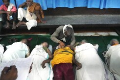 Hathras Stampede: सत्संग में भगदड़ में 121 लोगों की मौत, 28 घायल Hathras Stampede: सत्संग में भगदड़ में 121 लोगों की मौत, 28 घायल