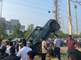 होंडा अमेज की टक्कर के बाद खंभे पर चढ़ी Thar, वीडियो देख लोगों ने ली मौज, कहा- थार कर रही थी खंभों का क्वालिटी चेक