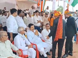 Rajasthan Politics: स्वतंत्रता दिवस समारोह के बीच नाराज हुए विधायक यूनुस खान, मंच से उतरकर जनता के बीच बैठे Rajasthan Politics: स्वतंत्रता दिवस समारोह के बीच नाराज हुए विधायक यूनुस खान, मंच से उतरकर जनता के बीच बैठे