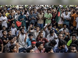 बांगलादेशमधील आंदोलकांनी घेतली आणखी एक विकेट, धमकीनंतर सरन्यायाधीशांचा राजीनामा बांगलादेशमधील आंदोलकांनी घेतली आणखी एक विकेट, धमकीनंतर सरन्यायाधीशांचा राजीनामा