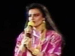 पिंक सूट, डिफरेंट हेयरस्टाइल...रेखा ने लाइव सिंगिंग करते हुए किया ऐसा डांस कि फैंस बोले- हम पांच की स्वीटी की याद आ गई पिंक सूट, डिफरेंट हेयरस्टाइल...रेखा ने लाइव सिंगिंग करते हुए किया ऐसा डांस कि फैंस बोले- हम पांच की स्वीटी की याद आ गई