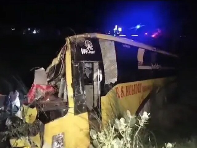 Jankel Rams Bus Driver Falls Asleep, Car Rams Bus On Lucknow-Agra Expressway, 7 Killed