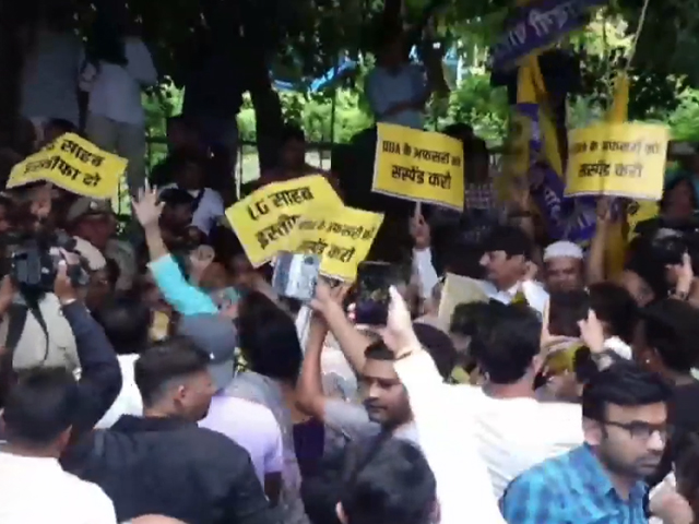 AAP Protest: Mayur Vihar Phase-3 में DDA के खुले नाले में गिरने से मां-बच्चे की मौत पर AAP नेताओं का प्रदर्शन