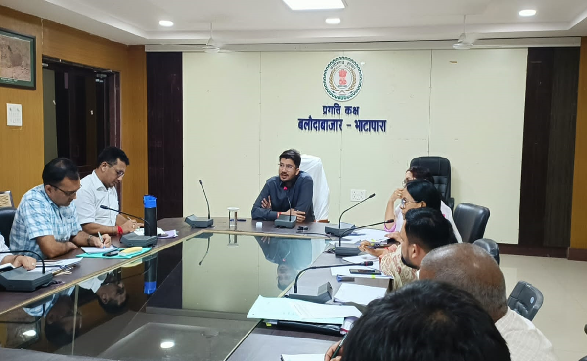 Baloda Bazar कलेक्टर का एक्शन, रेवेन्यू डिपार्टमेंट की बैठक में लगाई फटकार, इनको थमाया नोटिस