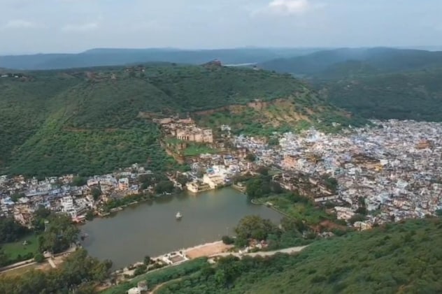ड्रोन से बूंदी शहर और तारागढ़ का नजारा ड्रोन से बूंदी शहर और तारागढ़ का नजारा