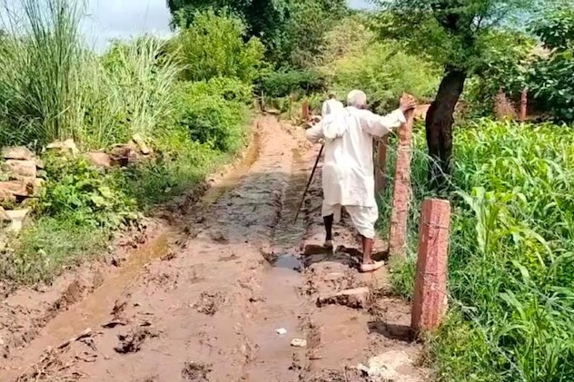 भरतपुर के नगला तुला गांव की सड़क आज भी कच्ची है. 