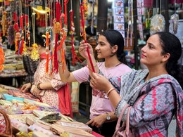 रक्षाबंधन ने बढ़ाई बाजारों में रौनक, देशभर में 12 हज़ार करोड़ रुपये से अधिक का व्यापार होने की उम्मीद रक्षाबंधन ने बढ़ाई बाजारों में रौनक, देशभर में 12 हज़ार करोड़ रुपये से अधिक का व्यापार होने की उम्मीद