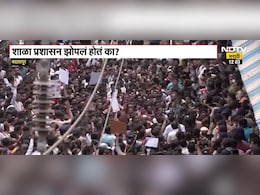 बदलापुरात रस्ते बंद, रिक्षा बंद, रेल्वे बंद, शाळेत तोडफोड; शाळेविरोधात उद्रेक वाढला! बदलापुरात रस्ते बंद, रिक्षा बंद, रेल्वे बंद, शाळेत तोडफोड; शाळेविरोधात उद्रेक वाढला!