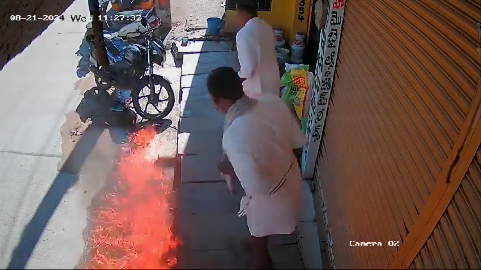 VIDEO: बीड़ी जलाकर फेंकी माचिस की तीली, आग का गोला बनी दुकानें, कई गाड़ियां भी हुई राख