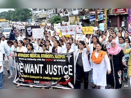 Kolkata Doctor Case : 'एका रात्रीत आमचं सगळं संपलं", पीडित डॉक्टर तरुणीच्या आई-वडिलांचा आक्रोश Kolkata Doctor Case : 'एका रात्रीत आमचं सगळं संपलं", पीडित डॉक्टर तरुणीच्या आई-वडिलांचा आक्रोश