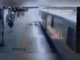सामने से आ रही मालगाड़ी, सोचा फटाफट पार कर लूंगी पटरी, मगर बुरी तरह हुई घायल, देखें CCTV फुटेज सामने से आ रही मालगाड़ी, सोचा फटाफट पार कर लूंगी पटरी, मगर बुरी तरह हुई घायल, देखें CCTV फुटेज