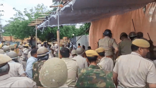 भीलवाड़ा में मंदिर के बाहर गोवंश अवशेष मिलने पर दूसरे दिन बवाल, तोड़फोड़ पर पुलिस ने लाठीचार्ज किया