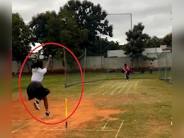 Jasprit Bumrah's Bowling Action: 'लेडी बुमराह' को देख दुनिया हुई हैरान, स्कूल यूनिफॉर्म में दिखाया अपनी गेंदबाजी का जादू Jasprit Bumrah's Bowling Action: 'लेडी बुमराह' को देख दुनिया हुई हैरान, स्कूल यूनिफॉर्म में दिखाया अपनी गेंदबाजी का जादू