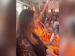 परिणीति चोपड़ा ने लंदन के इस्कॉन मंदिर में गायों को खिलाया चारा, जन्माष्टमी पर शेयर किया वीडियो  परिणीति चोपड़ा ने लंदन के इस्कॉन मंदिर में गायों को खिलाया चारा, जन्माष्टमी पर शेयर किया वीडियो