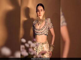Uorfi Javed Wowed In An Abu Jani Sandeep Khosla Bejewelled Blouse And <i>Dhoti</i> Skirt Uorfi Javed Wowed In An Abu Jani Sandeep Khosla Bejewelled Blouse And <i>Dhoti</i> Skirt