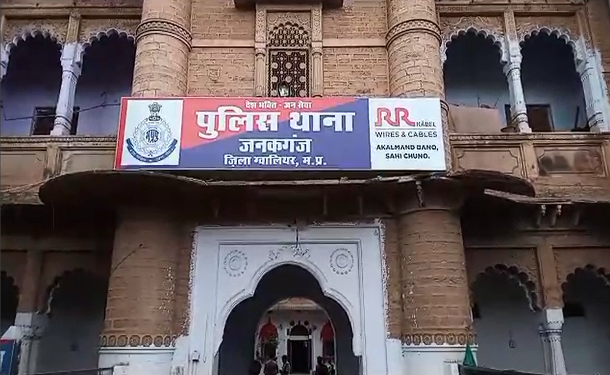 Crime News: इस चोर ने खुद मचा दिया शोर, चोरी के 6 महीने बाद मालिक की दीवाल पर लिखा- आपकी Bike यहां है