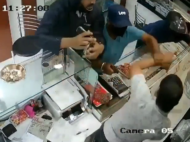4 vs 1: Pune Jeweller Fights Armed Men, Foils Robbery Attempt With Stick