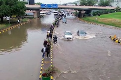 Delhi Rains Update: मूसलाधार बारिश से जाम की कहानी, लोगों की जुबानी Delhi Rains Update: मूसलाधार बारिश से जाम की कहानी, लोगों की जुबानी