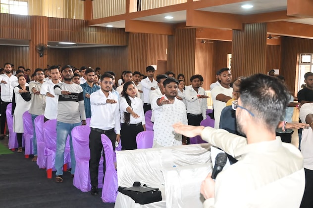 कार्यक्रम के बीच में नेकी की शपथ लेते हुए शामिल स्टूडेंट्स. कार्यक्रम के बीच में नेकी की शपथ लेते हुए शामिल स्टूडेंट्स.