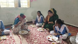 स्वतंत्रता दिवस पर जुगाड़ का सहारा ! राशन की बोरियां बेचकर बच्चों को मिला भोजन