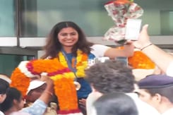 Paris Olympics 2024: कंधों पर उठाकर फूलों की बरसात, Airport पर Manu Bhaker का जोरदार स्वागत Paris Olympics 2024: कंधों पर उठाकर फूलों की बरसात, Airport पर Manu Bhaker का जोरदार स्वागत