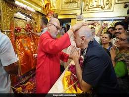 Out On Bail, Manish Sisodia Visits Hanuman Temple, Mahatma Gandhi's Memorial Out On Bail, Manish Sisodia Visits Hanuman Temple, Mahatma Gandhi's Memorial
