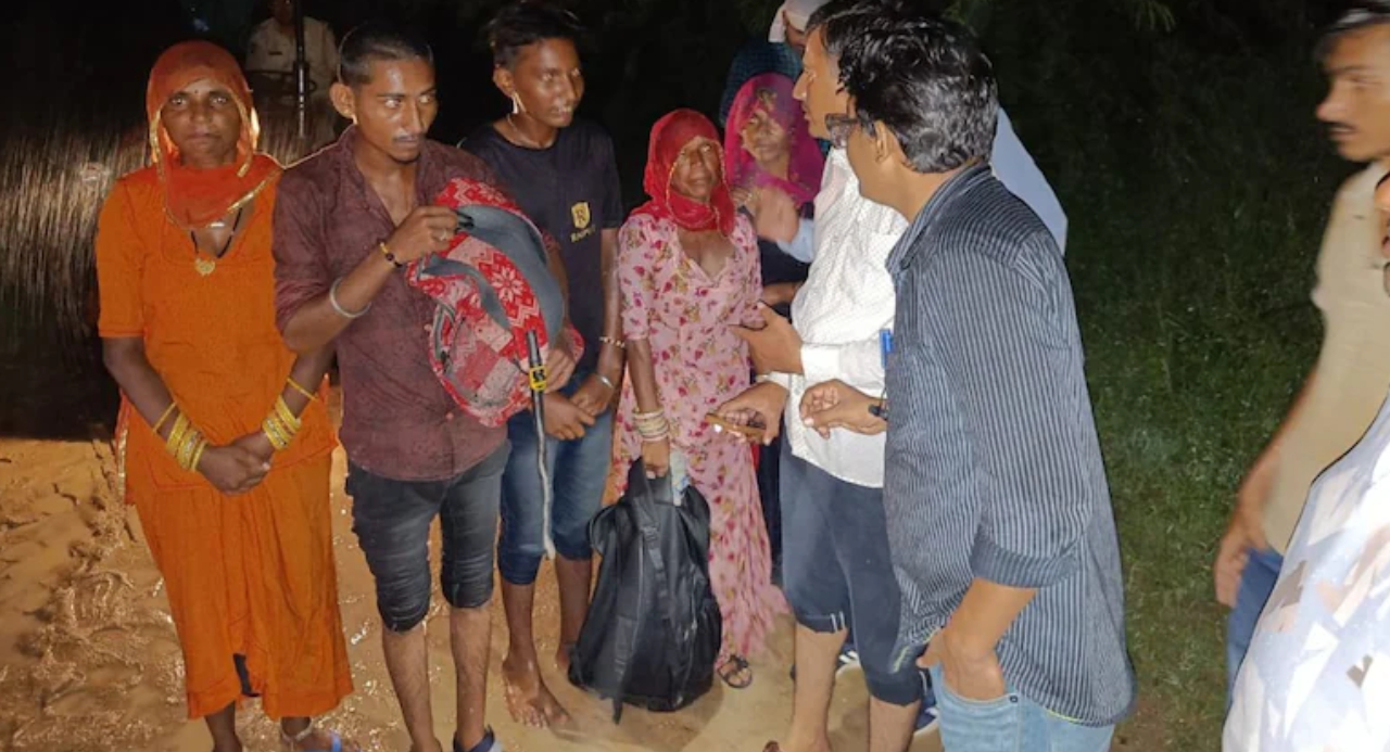 10 घंटे की मेहनत के बाद लूणी नदी में फंसे लोगों का किया गया रेस्क्यू