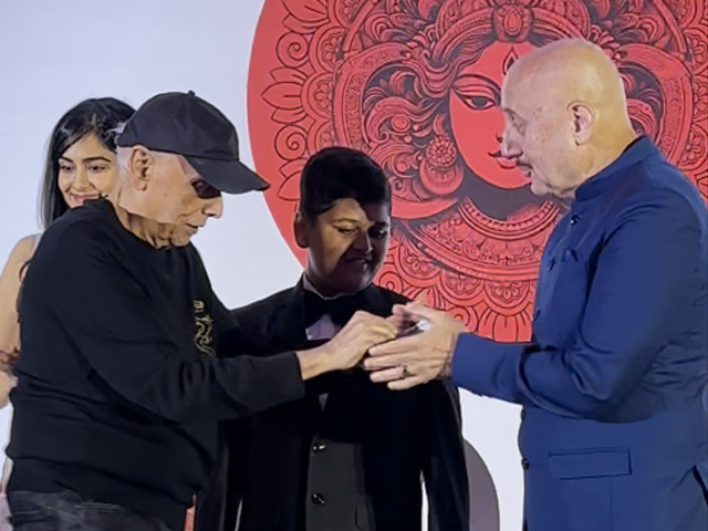 Mahesh Bhatt's Special Gift To Anupam Kher At <i>Tumko Meri Kasam</i> Launch