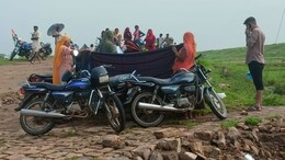नदी के उफान में फंसी गर्भवती, सड़क पर ही हुआ प्रसव, बच्ची का नाम रखा गंगा