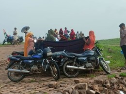 नदी के उफान में फंसी गर्भवती, सड़क पर ही हुआ प्रसव, बच्ची का नाम रखा गंगा