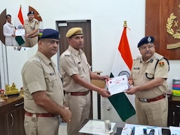 शराबी युवक की जान बचाने वाले ग्रामीण और कांस्टेबल को SP ने किया सम्मानित, आमजन से की ये बड़ी अपील शराबी युवक की जान बचाने वाले ग्रामीण और कांस्टेबल को SP ने किया सम्मानित, आमजन से की ये बड़ी अपील