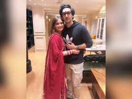 मामी के साथ भी मिट गई हैं आरती-कृष्णा की दूरियां! रक्षाबंधन पर पहुंचीं गोविंदा के घर, सुनीता ने यूं किया स्वागत मामी के साथ भी मिट गई हैं आरती-कृष्णा की दूरियां! रक्षाबंधन पर पहुंचीं गोविंदा के घर, सुनीता ने यूं किया स्वागत