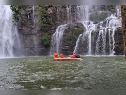 150 फीट ऊपर भीमलत झरने से कुंड में गिरा युवक, 15 घंटे बाद भी युवक का नहीं चला पता