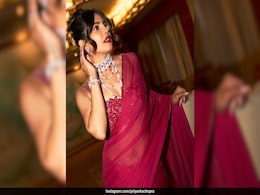 Priyanka Chopra Had All Eyes On Her Monochrome Burgundy Makeup And Elegant Updo With Her Ruby Saree Priyanka Chopra Had All Eyes On Her Monochrome Burgundy Makeup And Elegant Updo With Her Ruby Saree